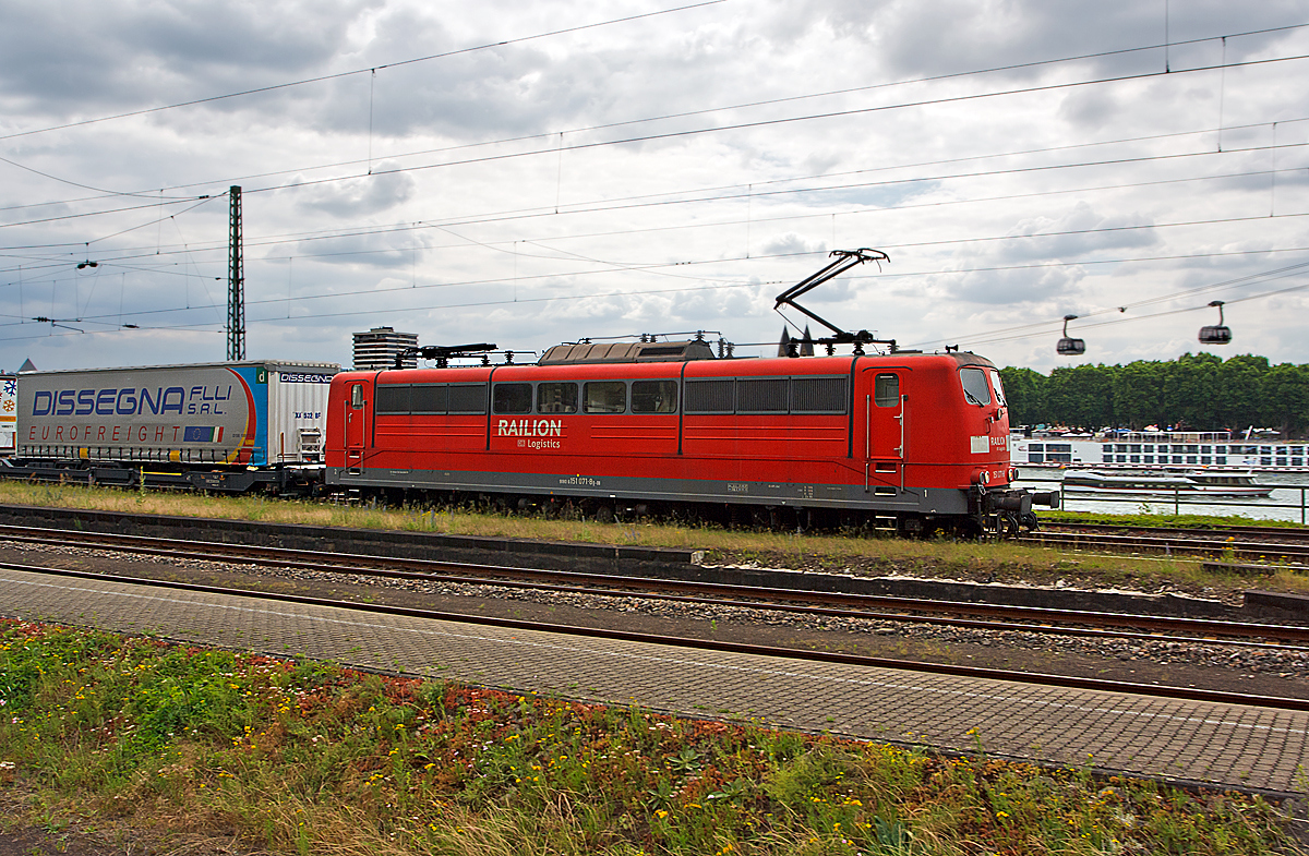 151 071-8 der DB Schenker Rail Deutschland AG  fährt am 14.06.2014 mit einem Taschenwagenzug durch Koblenz-Ehrenbreitstein in Richtung Norden. 

Die E 51 wurde 1974 bei Henschel in Kassel unter der Fabriknummer 31814 und an die DB geliefert. Sie hat seit 2007 die NVR-Nummer 91 80 6151 071-8 D-DB.

Die Lokomotive ist mit neuen STEMMANN DSA-200-Einholm-Stromabnehmern ausgerüstet, die über eine Schleifleistenüberwachung verfügen.

Schwerere und stärkere Güterzüge erforderten in den 1970er-Jahren eine neue Güterzuglokomotive. 1972 erschien die Baureihe 151 als Weiterentwicklung der Baureihe 150 (E 50). Mit einer Höchstgeschwindigkeit von 120 km/h war sie in der Lage, sowohl schwere Güter- als auch schnelle Eilzüge auf steigungsreichen Strecken zu befördern.


Alle Maschinen sind wendezug- und doppeltraktionsfähig. Die Führerräume sind klimatisiert und gegenüber den Einheitsloks bedienungsfreundlicher gestaltet. Zeitweise beförderten die Maschinen der BR 151 sogar planmäßig Regionalzüge im Wendezugbetrieb. 


Technische Daten der BR 151:
Spurweite: 1.435 mm
Achsformel: Co'Co'
Dienstgewicht: 118,0 t
Radsatzfahrmasse: 19,7 t
Länge über Puffer: 19.490 mm
Dauerleistung: 5.982 kW bei 95 km/h
Stundenleistung: 6.288 kW bei 92 km/h
Anfahrzugkraft: 395 kN
Dauerzugkraft: 232 kN
Höchstgeschwindigkeit: 120 km/h
Fahrmotoren: 6  (AEG WB372)
Fahrmotorgewicht: 2850 kg (je Motor)  
Gesamtradsatzstand: 13.660 mm
Drehgestell-Radsatzstand: 4.450 mm
Antrieb: Gummiringfeder-Antrieb
