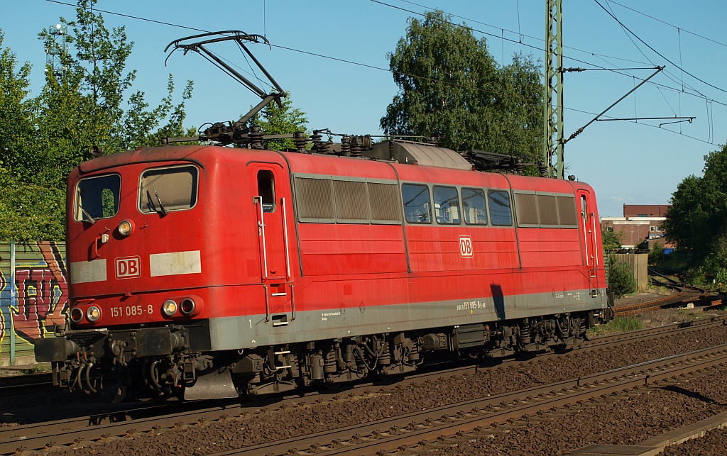 151 085-8 auf Solotour durch Hamburg. Harburg 03.06.2011