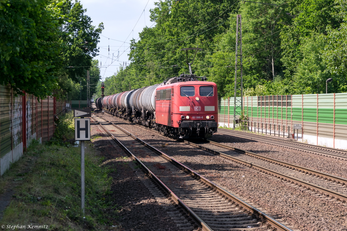 151 086-6 DB Schenker Rail Deutschland AG mit einem Kesselzug  Dieselkraftstoff oder Gasöl oder Heizöl (leicht)  in Bienenbüttel und fuhr weiter in Richtung Uelzen. 12.06.2015