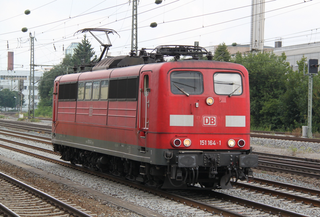 151 164-1 bei der Durchfahrt in Mnchen-Heimeranplatz.26.07.2016