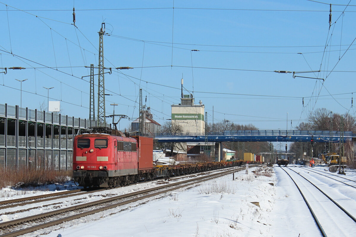 151 168-2 mit Seekisten aus den Hamburger Hafen. Tostedt, 11.03.2023.