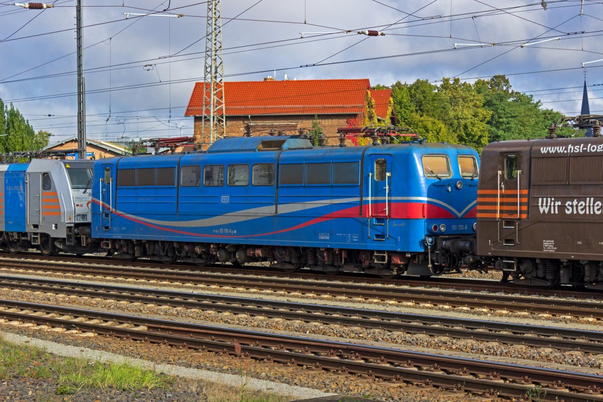 151 170 geh�rte zu den ersten Lokomotiven der Baureihe 151, die im Jahr 2012 von DB Cargo an externe Unternehmen verkauft wurden. Die Firma SRI Rail Invest bietet die Lok seither zur Vermietung an. Seit dieser Aufnahme am 17.10.2020 liefen die Untersuchungsfristen der Lok ab. 