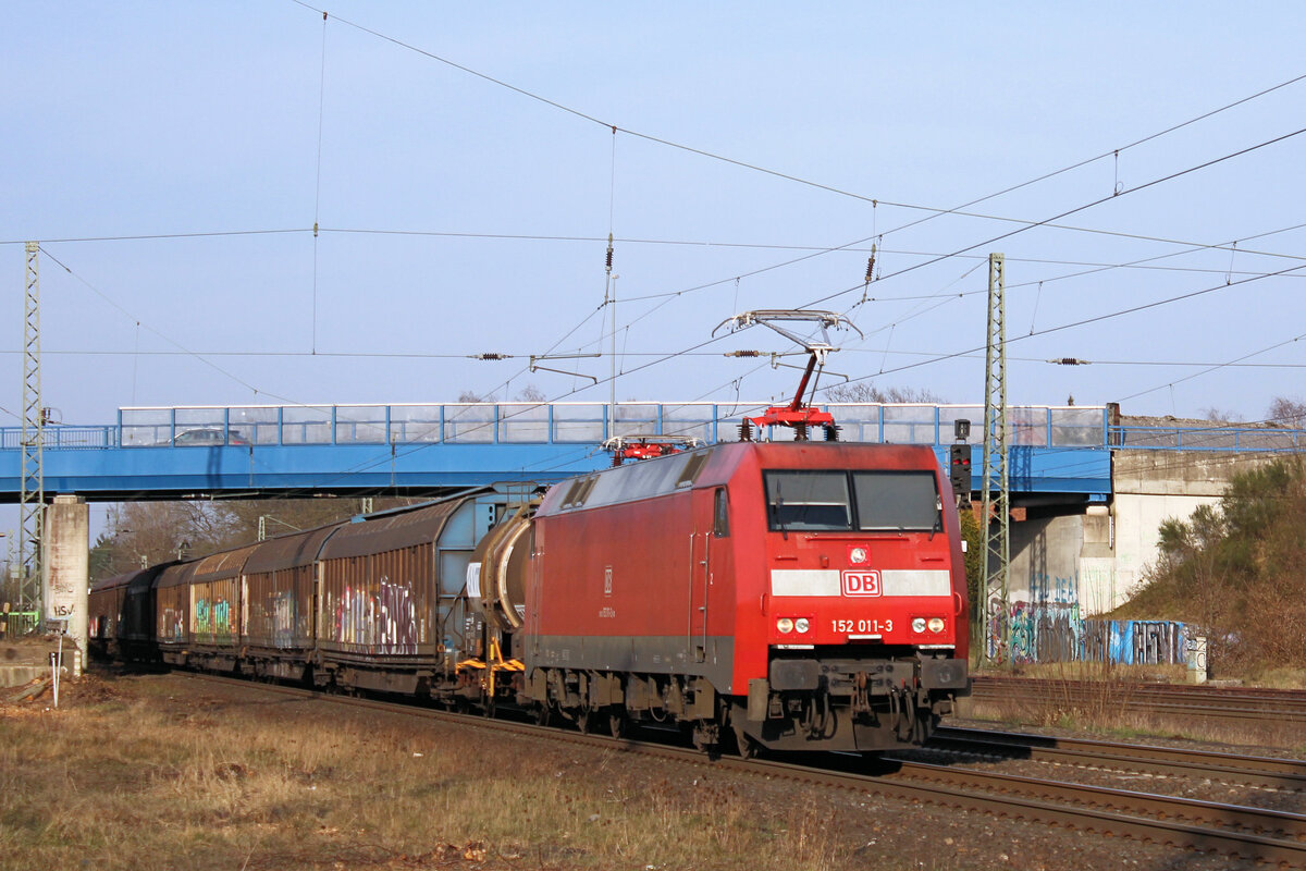 152 011-3 mit einen  Gemischten  am Haken. TZostedt, 25.03.2022