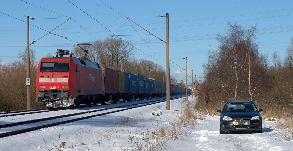 152 016-2 rumpelt hier am Fuzzermobil vorbei durch Hamburg-Moorburg. 06.03.2010