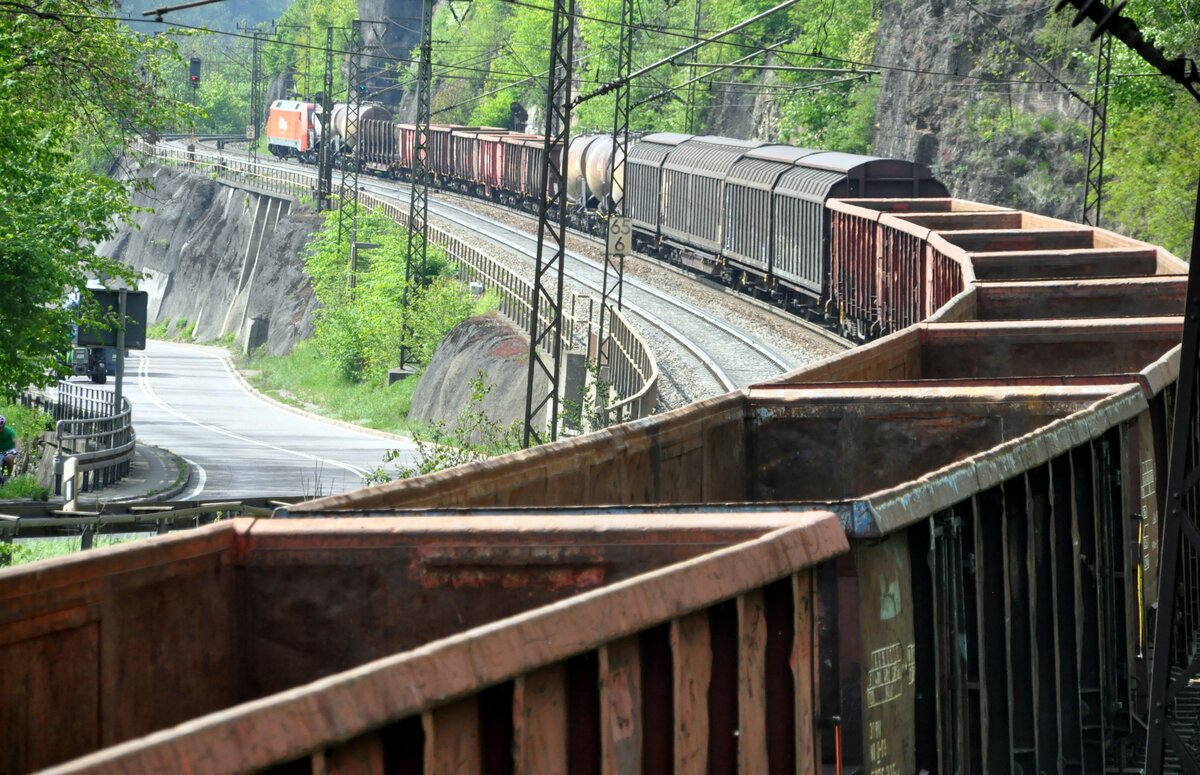 152 017-0 mit einem langen gemischten Güterzug auf der Geislinger Steige übeer die Wagen nachgeschaut am 06.05.2014.