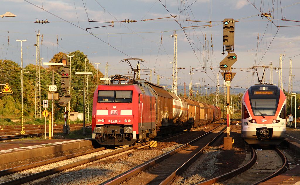 152 025-3 durchfährt hier mit einem langen Gz den Bhf Neuwied, rechts steht der VIAS ET 409 abgestellt. 29.09.12