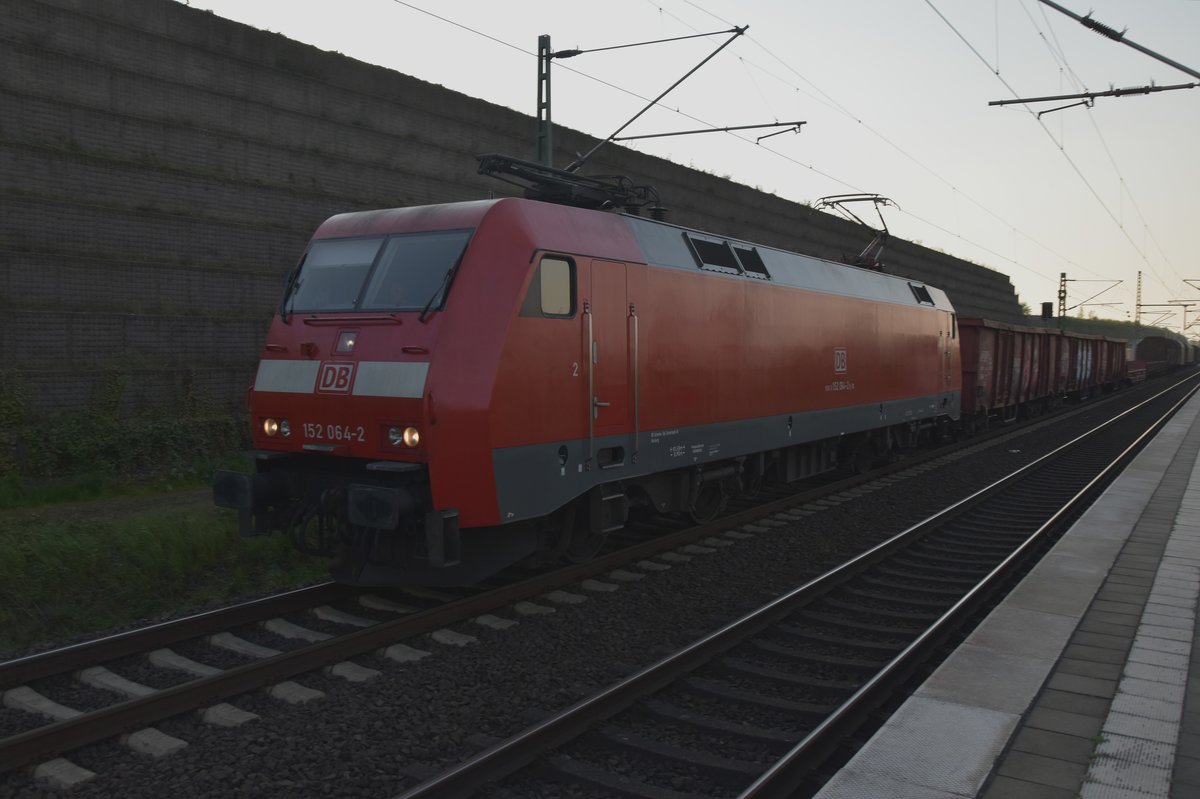 152 064 in Allerheiligen mit einem Mischer gen süden fahrend.20.4.2017