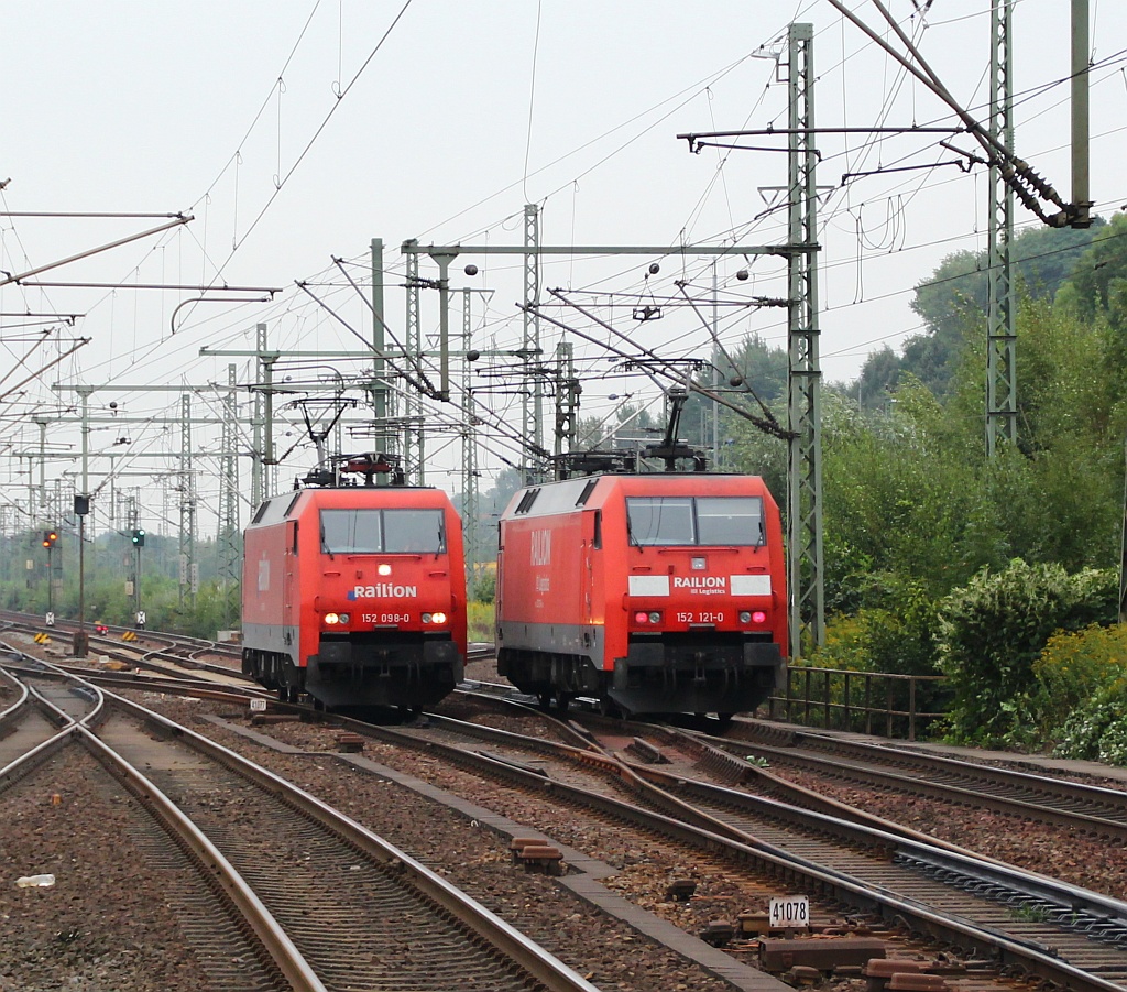 152 098-0 und 152 121-0 mit unterschiedlichen Railion Beschriftungen. HH-Harburg 07.09.12