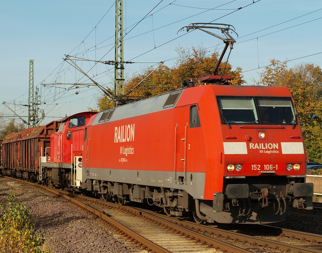 152 106-2 mit 295 048 als Extra-Verstärkergespann wegen Überlänge als Ersatz EK auf dem Weg nach Neumünster fotografiert in Schleswig. 22.10.2011(üaV)