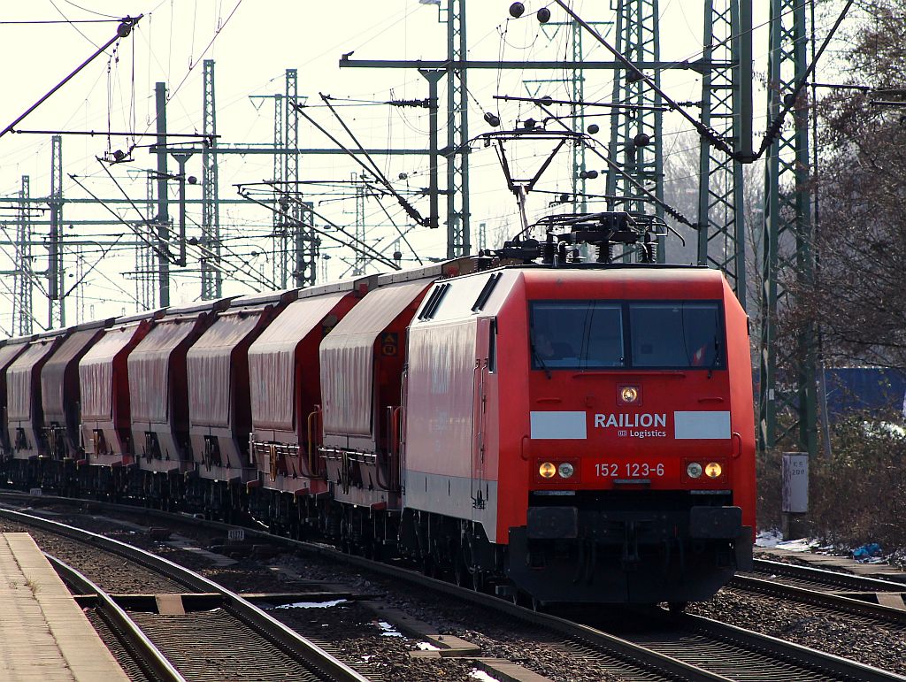 152 123-6 mit leerem Kalk-Zug bei der Durchfahrt in HH-Harburg. 23.03.2013