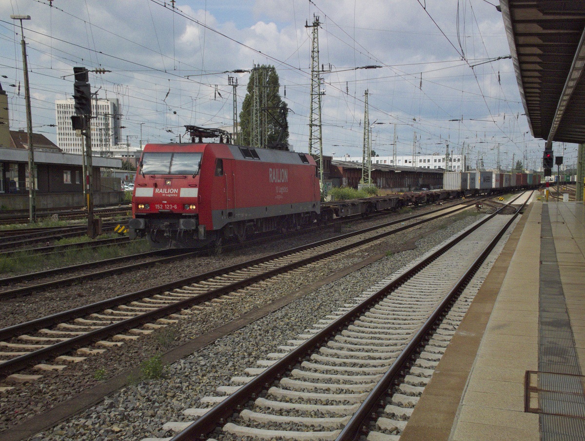 152 123 spielt am 21.08.14  Fahrdienstleiters Schrecken , als sie bei der Einfahrt in den Bremer Hauptbahnhof mit einem seeehr langen KLV-Zug einmal fast alle Gleise kreuzt. Wäre das Ausfahrsignal rot gewesen, hätte der Zug den gesamten Verkehr in Richtung Norden blockiert.