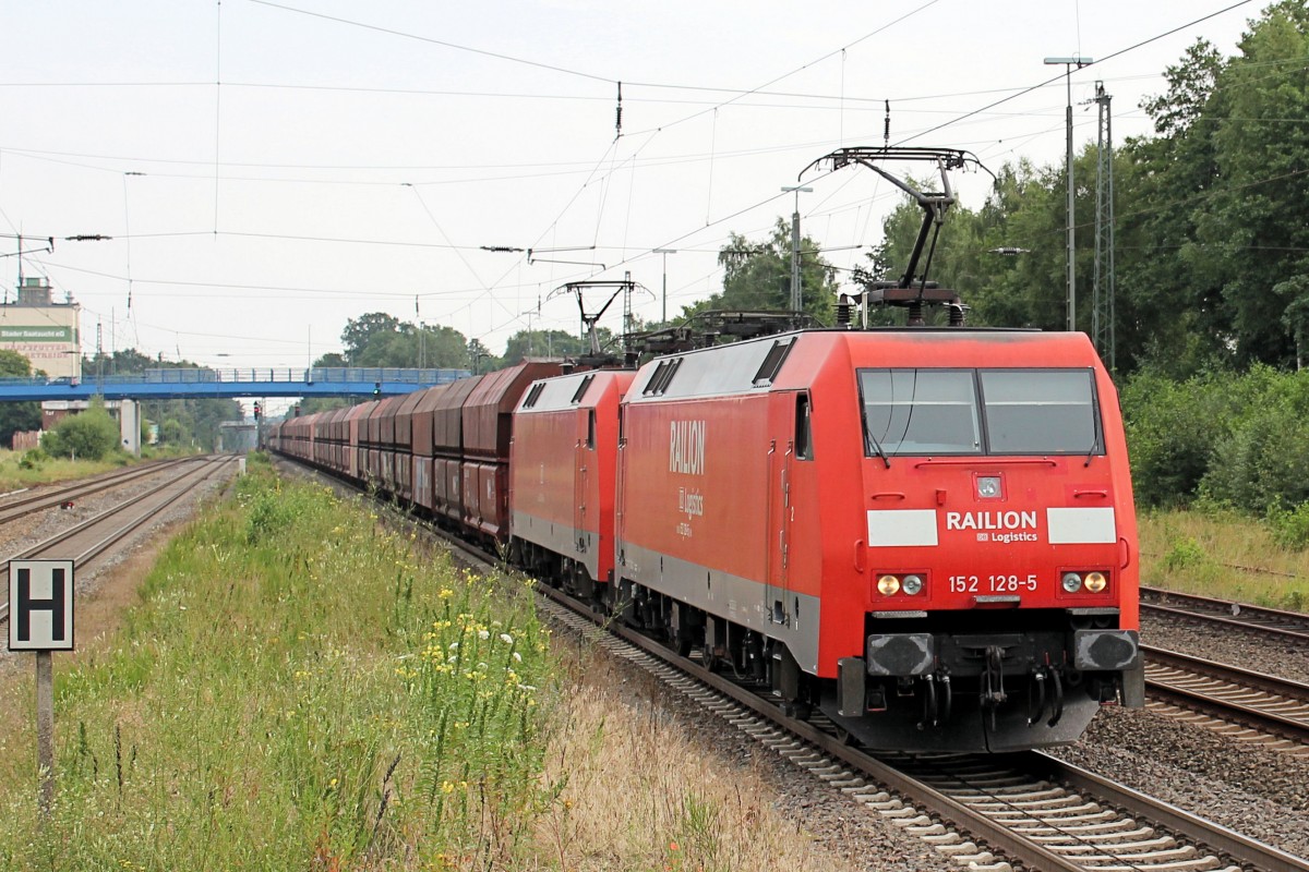 152 128-5 und 152 145-9 haben einen  Kohlependel  am Haken und müssen am 21.07.2014 im Bf Tostedt auf das Ausweichgleis, wegen Überholungen.