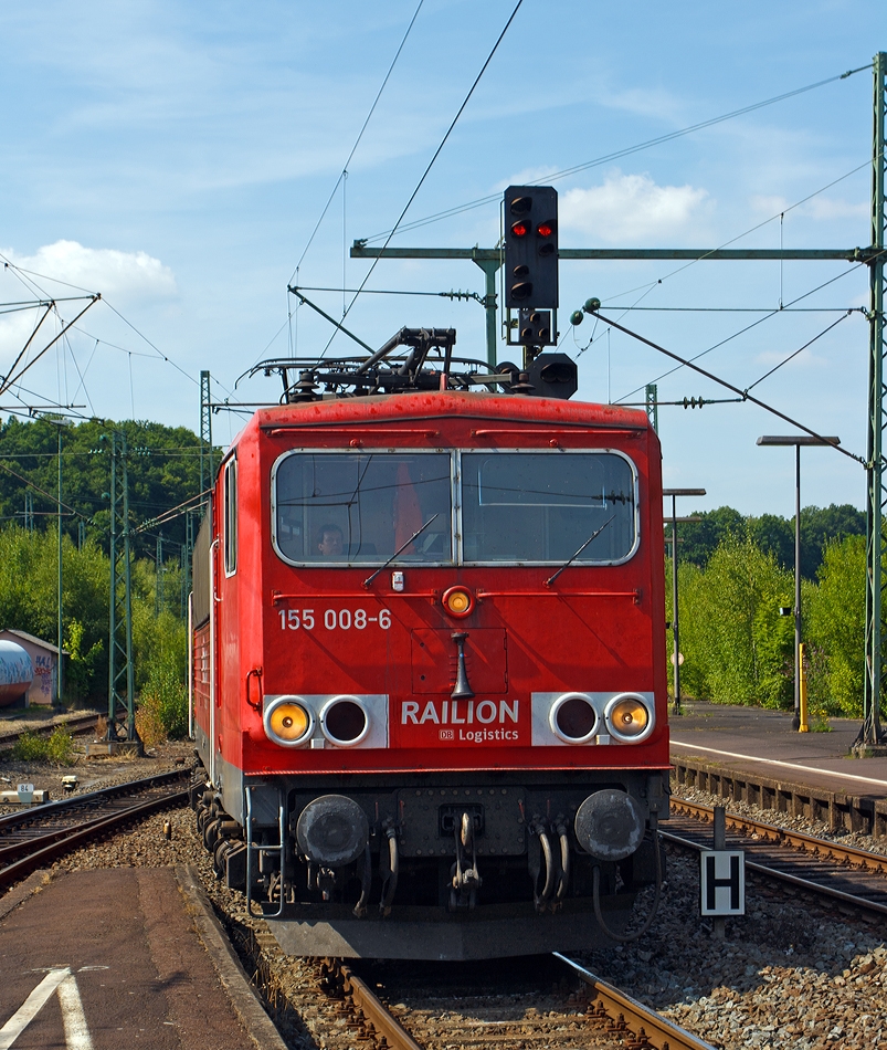 155 008-6 der DB Schenker Rail, ex DR 250 008-0, f�hrt am 22.08.2013 solo durch Betzdorf (Sieg) in Richtung Siegen. 
Die Lok wurde 1977 bei LEW Hennigsdorf (genau VEB Lokomotivbau Elektrotechnische Werke „Hans Beimler“ Hennigsdorf) unter der Fabriknummer 14768 gebaut. Seit 2007 tr�gt sie die NVR-Nummer  91 80 6155 008-6 D-DB. 
Wegen ihres doch sehr zweckm��igen Aufbaus und der �hnlichkeit ihrer Form mit einem ISO-Container bekam diese Baureihe den Spitznamen  Strom-Container .
