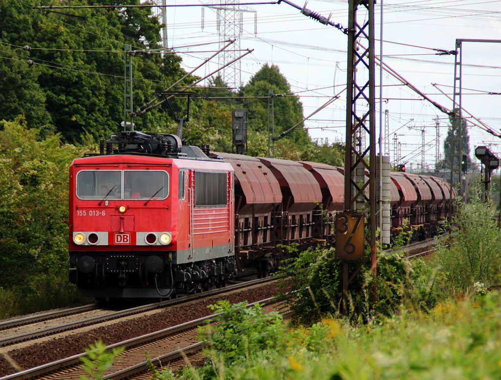 155 013-6 rauscht hier mit lautem Pfiff an uns vorbei. Hannover-Ahlten 01.09.2012.