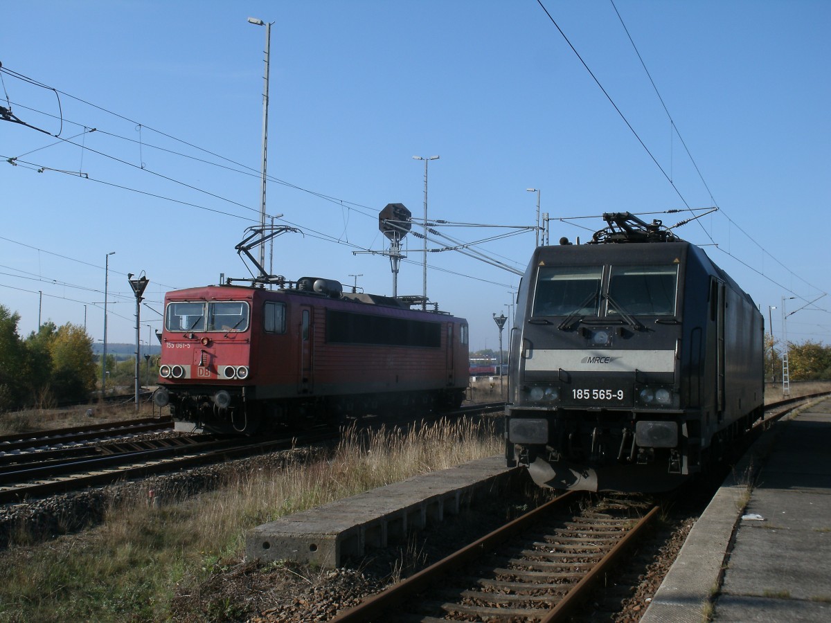 155 061-5 fuhr,am 14.Oktober 2013,an der abgestellten MRCE 185 565-9 in Mukran vorbei.