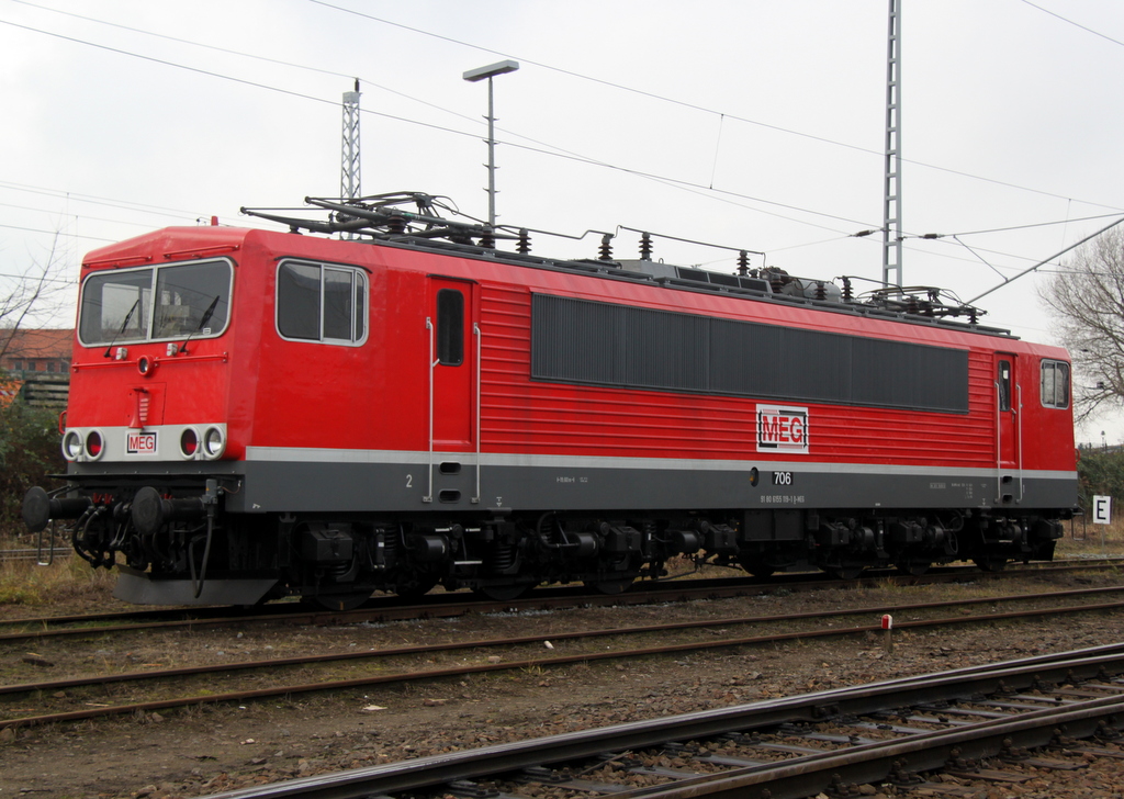 155 119-1(MEG 706)war am 29.12.2013 zu Gast im Bahnhof Rostock-Bramow Sie brachte in der Nacht ein Holzzug aus sterreich.


