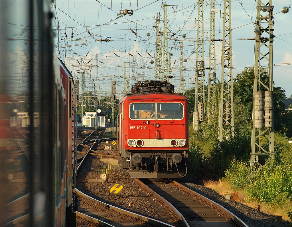 155 167-0 steht hier abgestellt im Einfahrtbereich des Neumünsteraner Bahnhofes(Aufnahme entstand aus der einfahrenden RB). Neumünster 01.07.2011(üaV)