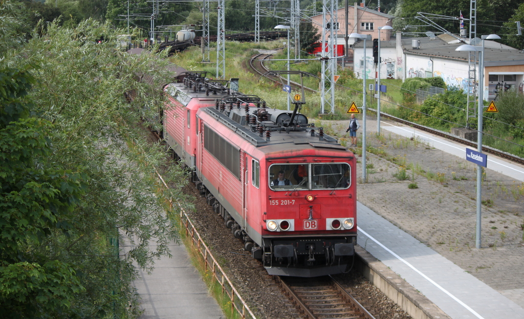 155 201-1+143 851 mit einem Mischer nach Rostock-Seehafen bei der Durchfahrt im Haltepunkt Rostock-Kassebohm.22.07.2017