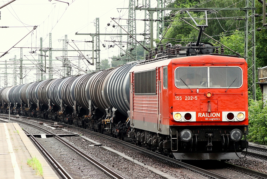 155 202-6 durchfährt HH-Harburg mit einem langen Öler am Haken. 29.06.2013