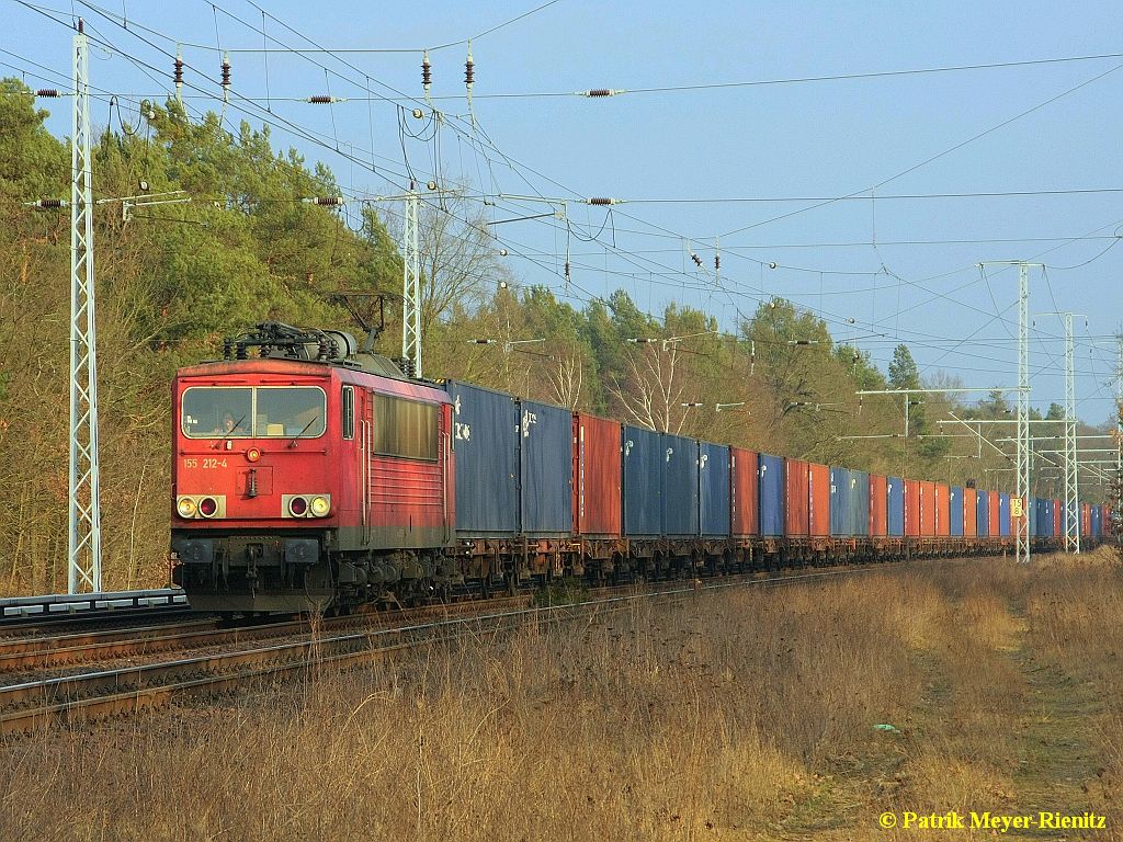 155 212 mit Containerzug in Berlin-Friedrichshagen auf dem Weg nach Westen am 20.02.2015