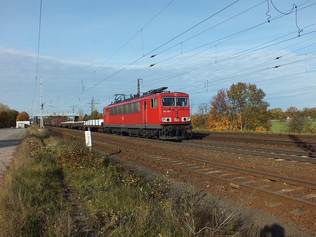 155 218 durchfhrt hier am 22.10.13 mit einem Gterzug den Bahnhof Saarmund.