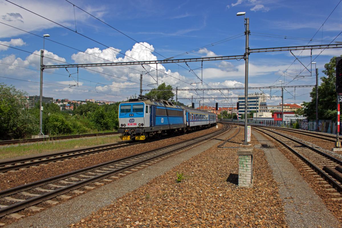 162 054, die eine ltere Variante der Najbrt-Lackierung trgt, erreicht am 21.06.19 mit R682  Labe  nach st nad Labem hl.n. Praha Holeovice. Die Zge der Linie R20 bedienen entlang Moldau und Elbe auch einige kleinere Stdte und bieten so eine Flchenerschlieung.