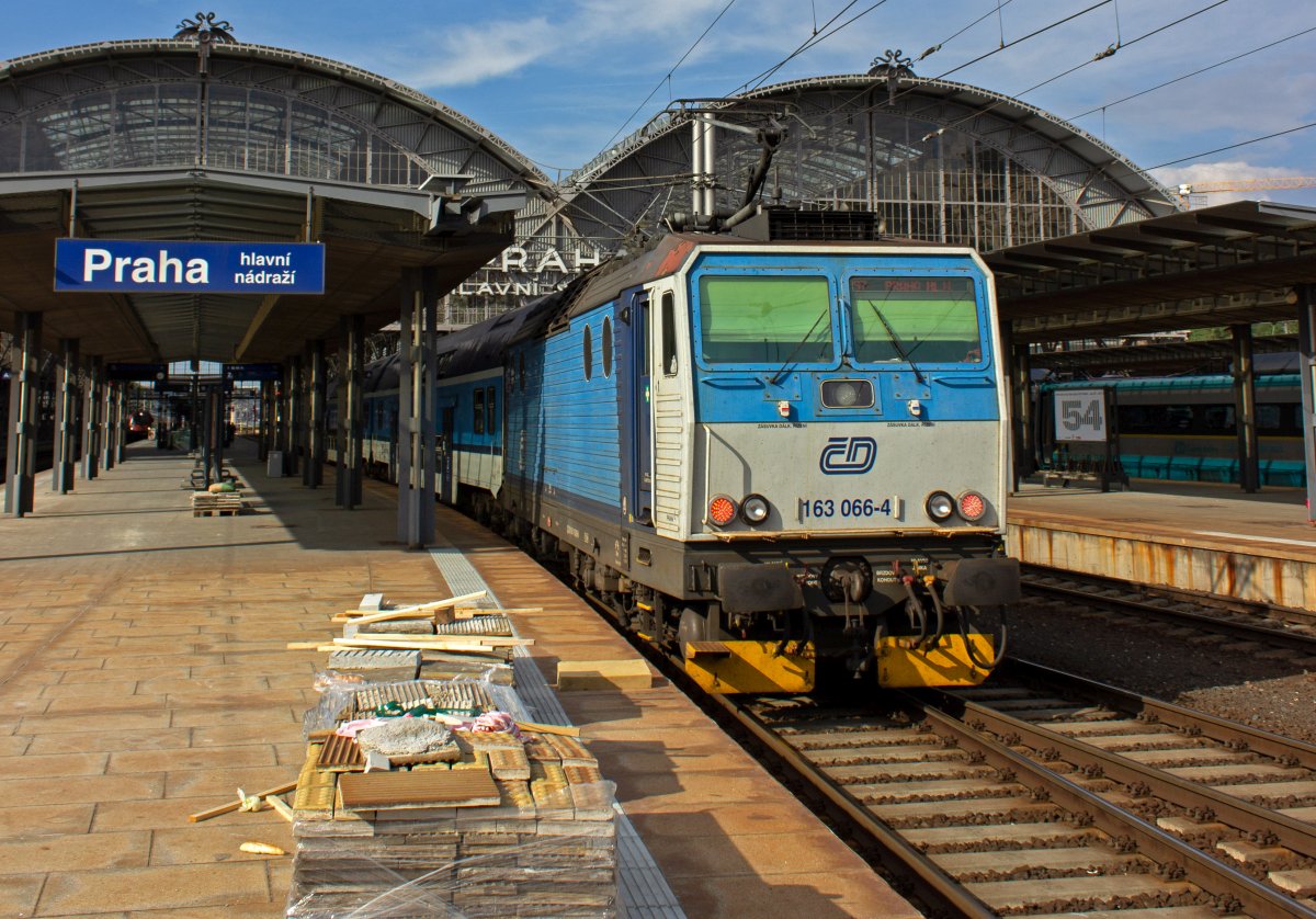 163 066 hat bald Feierabend: Mit einem der letzten Verst�rker aus Řevnice erreicht die Lok Praha hl�vn� n�dra��. Die Doppelstockwagen, aus denen diese Z�ge gebildet werden stammen aus einer Lieferung aus der DDR, die Mitte der 70er-Jahre geliefert wurden und seither mehrmals modernisiert wurden. Zuletzt wurde eine Reihe moderner Technik eingebaut, unter anderem WLAN und USB-Ladebuchsen.