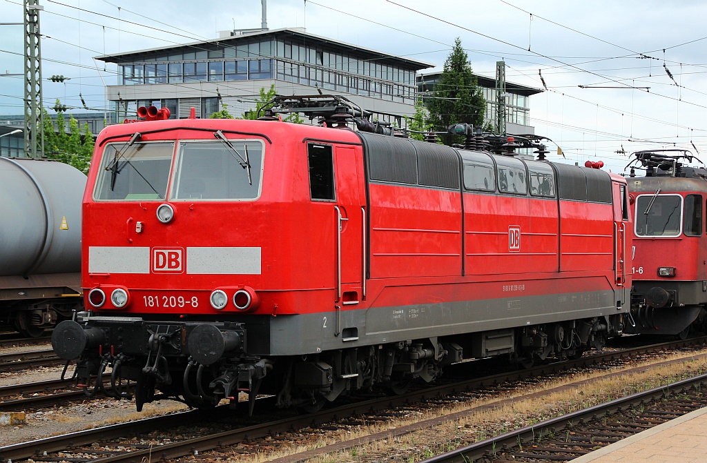 181 209-8 aufgenommen am 01.06.2012 im Bhf Singen/Hohentwiel.