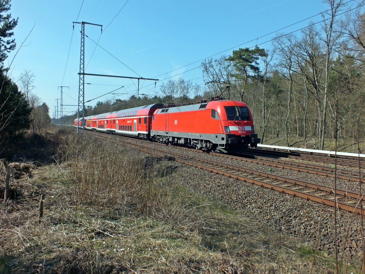 182 001 am 30.3.14 mit einem RE1 bei Friedrichshagen.