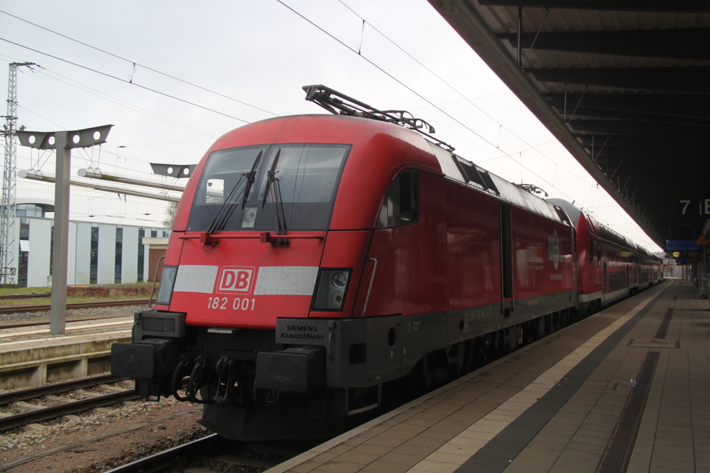 182 001 war am 16.10.2014 zu Gast im Rostocker Hbf.