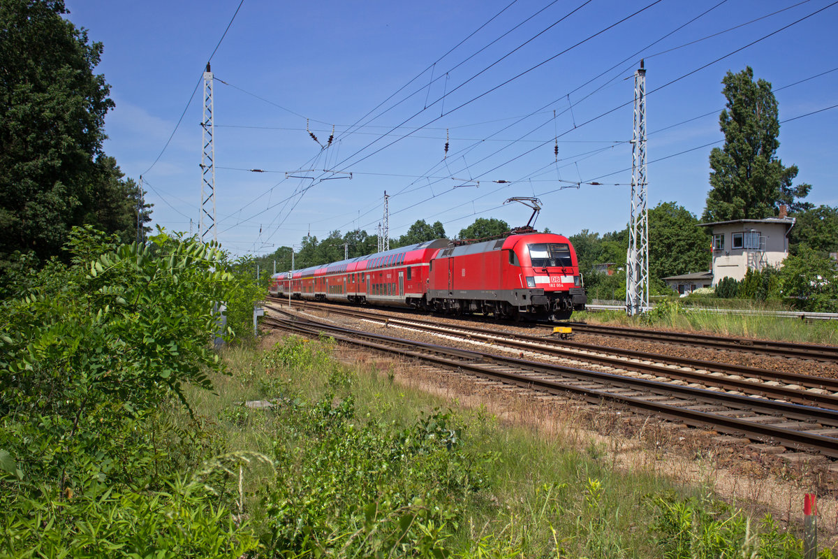 182 004 beschleunigt ihren RegionalExpress, um nach der maroden Brcke in Kpenick (50 km/h Hchstgeschwindigkeit) bis zur Straenbrcke in Karlshorst keine drei Kilometer weiter (70 km/h, wenn ich mich nicht irre), ein bisschen Strecke zu machen.