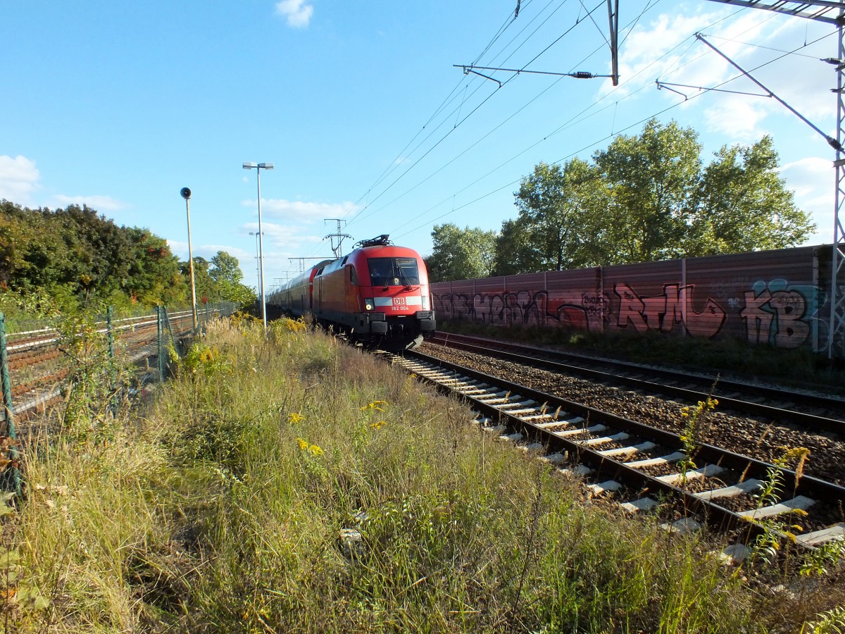182 004 durchf�hrt am 2.10.13 Berlin-Karlshorst. Der RE1 ist der einzige mir ad hoc bekannte Regionalexpress, der ganzt�gig im 30-Minuten-Takt verkehrt.
RE1 -> Magdeburg Hauptbahnhof