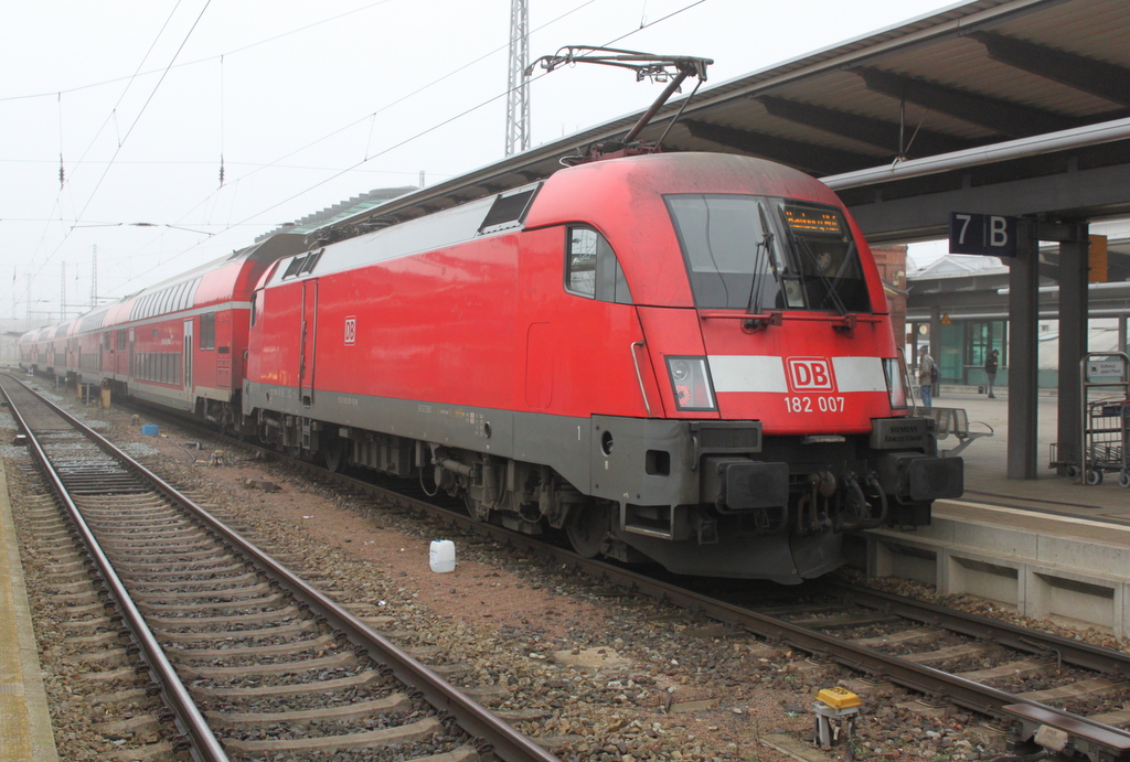 182 007 mit RE 4307(Hamburg-Rostock)kurz nach der Ankunft im Rostocker Hbf.17.12.2016