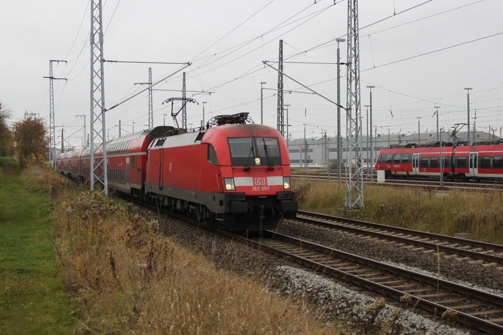 182 007 mit RE 4310(Rostock-Hamburg)bei der Ausfahrt im Rostocker Hbf.31.10.2016