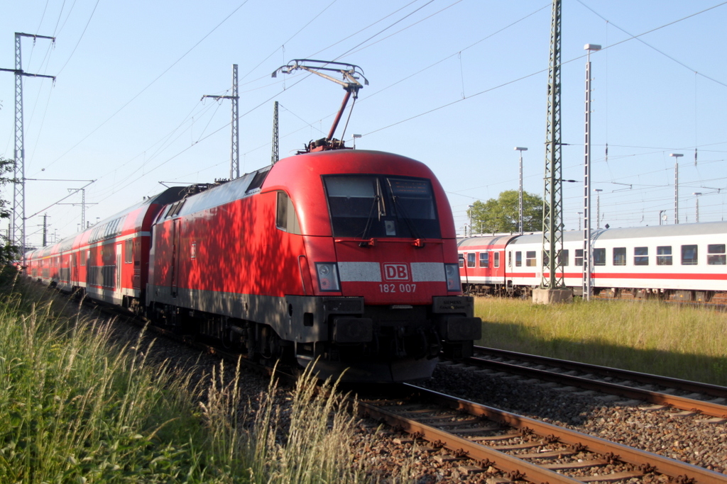 182 007 mit RE 4315(Hamburg-Rostock)bei der Einfahrt im Rostocker Hbf.12.06.2015