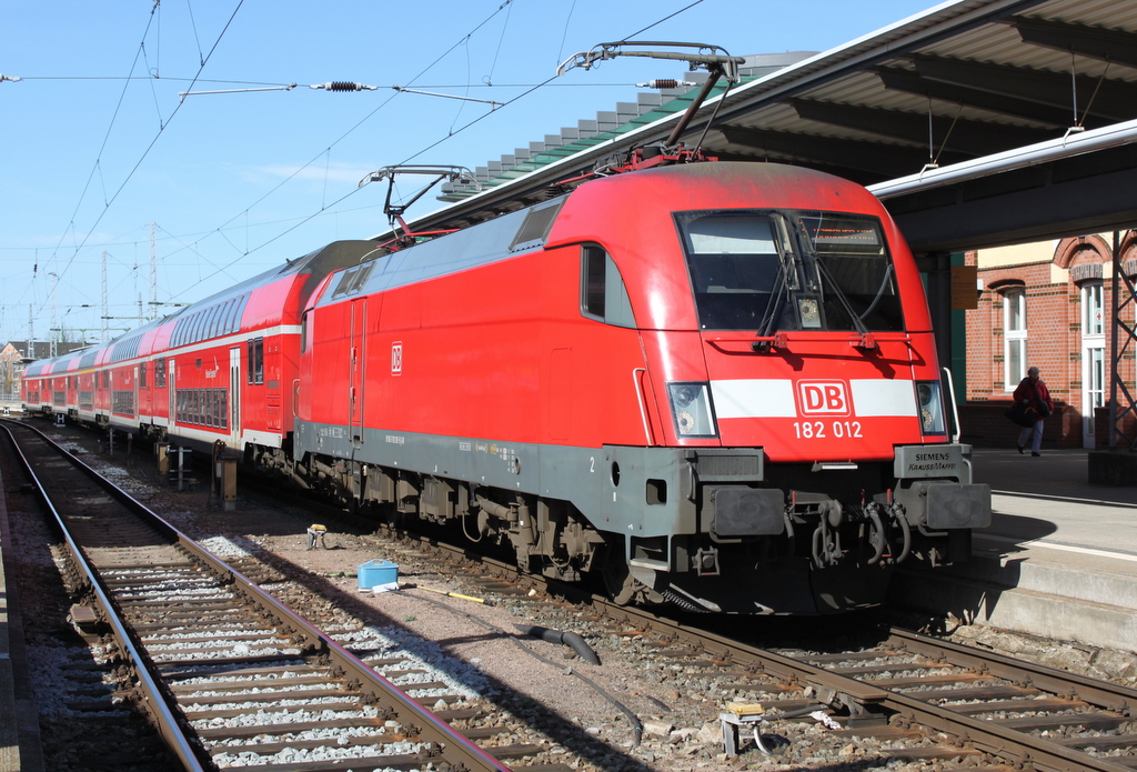 182 012-5 mit RE4310(Rostock-Hamburg)kurz vor der Ausfahrt im Rostocker Hbf.24.03.2017