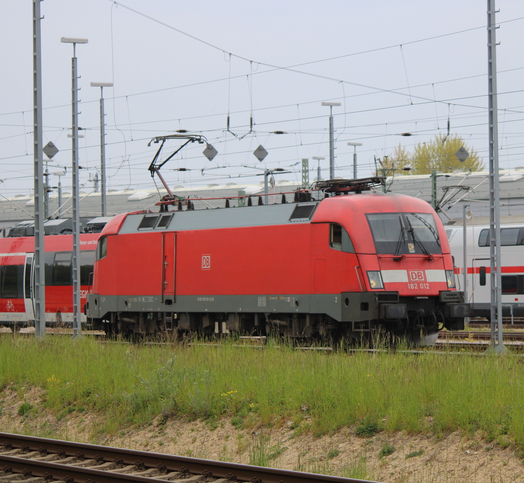 182 012 am Mittag des 09.05.2020 im Bw Rostock Hbf.