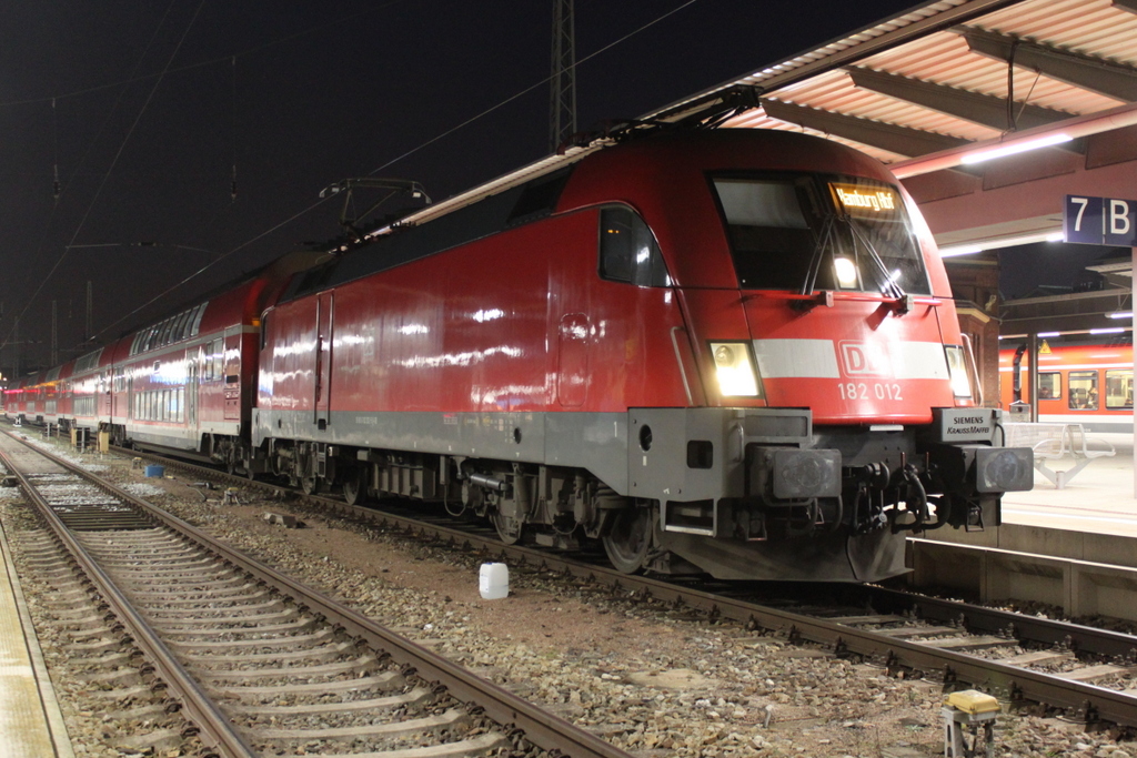 182 012 mit RE 4314(Rostock-Hamburg)kurz vor der Ausfahrt im Rostocker Hbf.21.12.2016