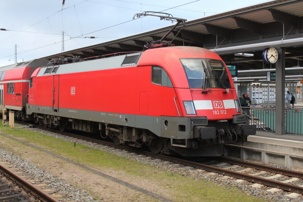 182 012 mit RE 91914 von Rostock Hbf nach Blankenberg(Meckl) kurz vor der Ausfahrt im Rostocker Hbf.03.11.2017