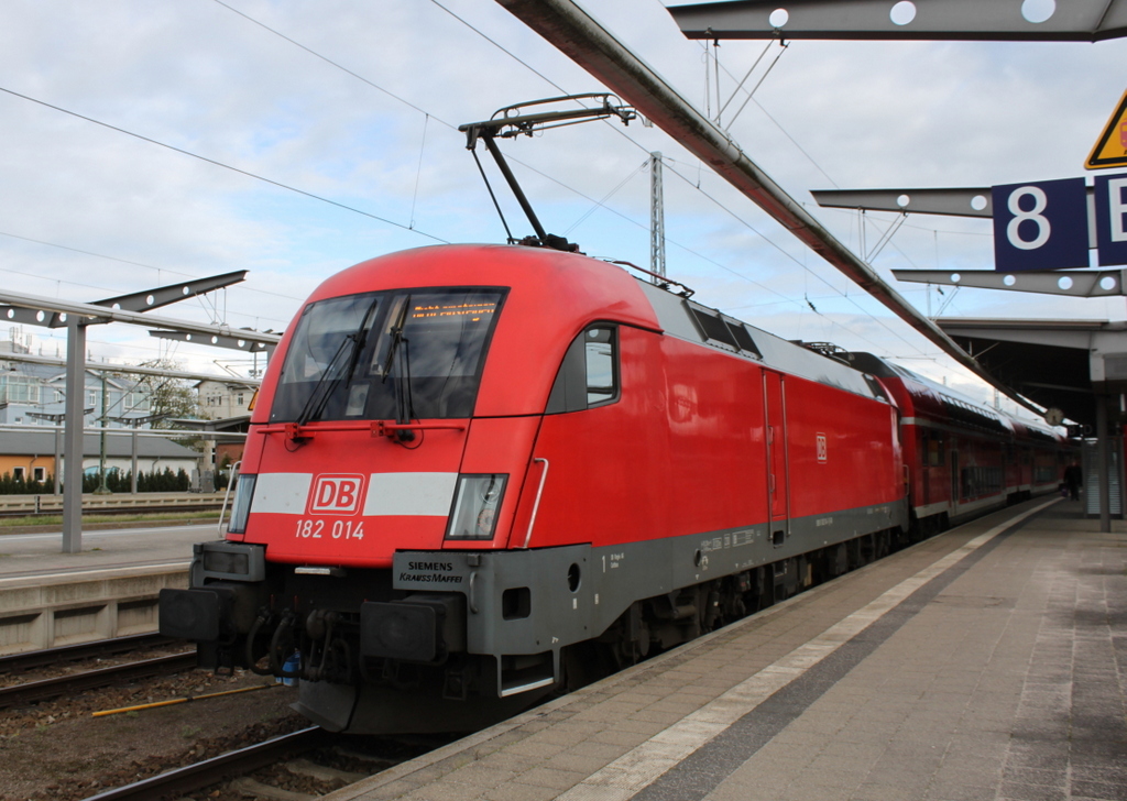 182 014-1(DB Regio AG Cottbus) stand am Abend des 16.04.2017 mit RE 4367 von Rostock Hbf nach Wünsdorf-Waldstadt im Rostocker Hbf