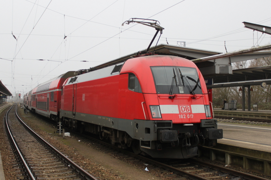 182 017-4 mit RE5(RE4363 )von Rostock Hbf nach Wnsdorf-Waldstadt bei der Ausfahrt im Rostocker Hbf.17.02.2017