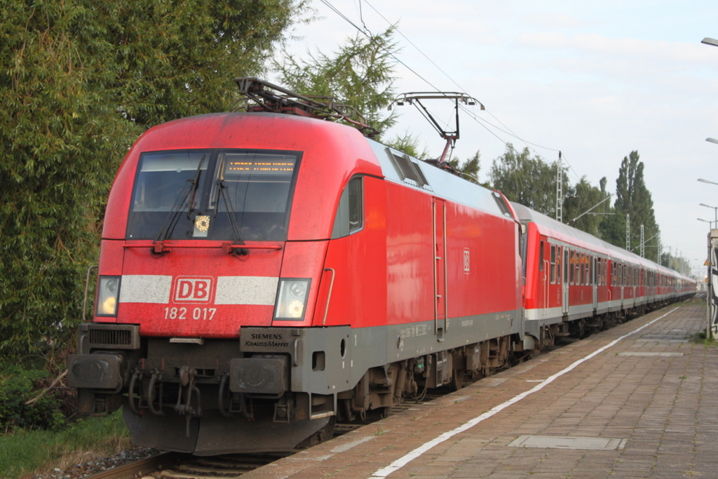 182 017 mit Kreuzfahrer 13290 von Warnemünde nach Berlin-Ostbahnhof bei der Durchfahrt im Haltepunkt Rostock-Holbeinplatz.25.08.2017