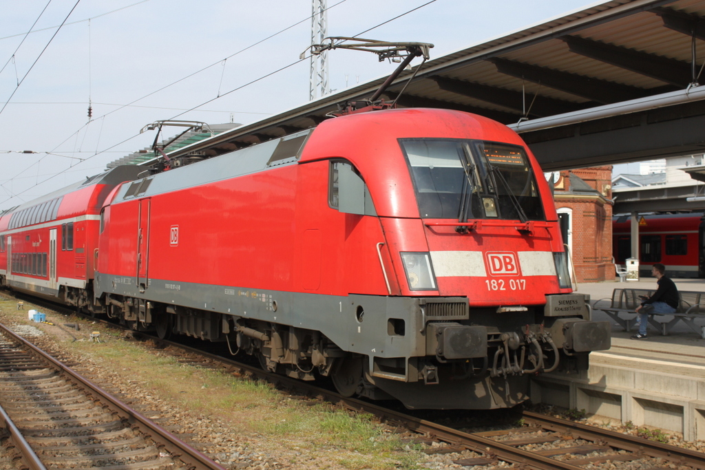 182 017 mit RE 4310(Rostock-Hamburg)kurz vor der Ausfahrt im Rostocker Hbf.05.04.2019