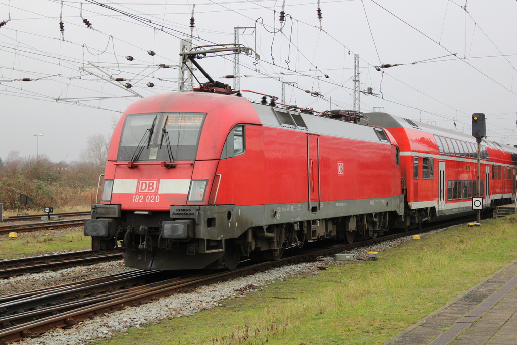 182 020 mit RE 4307(Hamburg-Rostock)bei der Einfahrt im Rostocker Hbf.25.01.2020