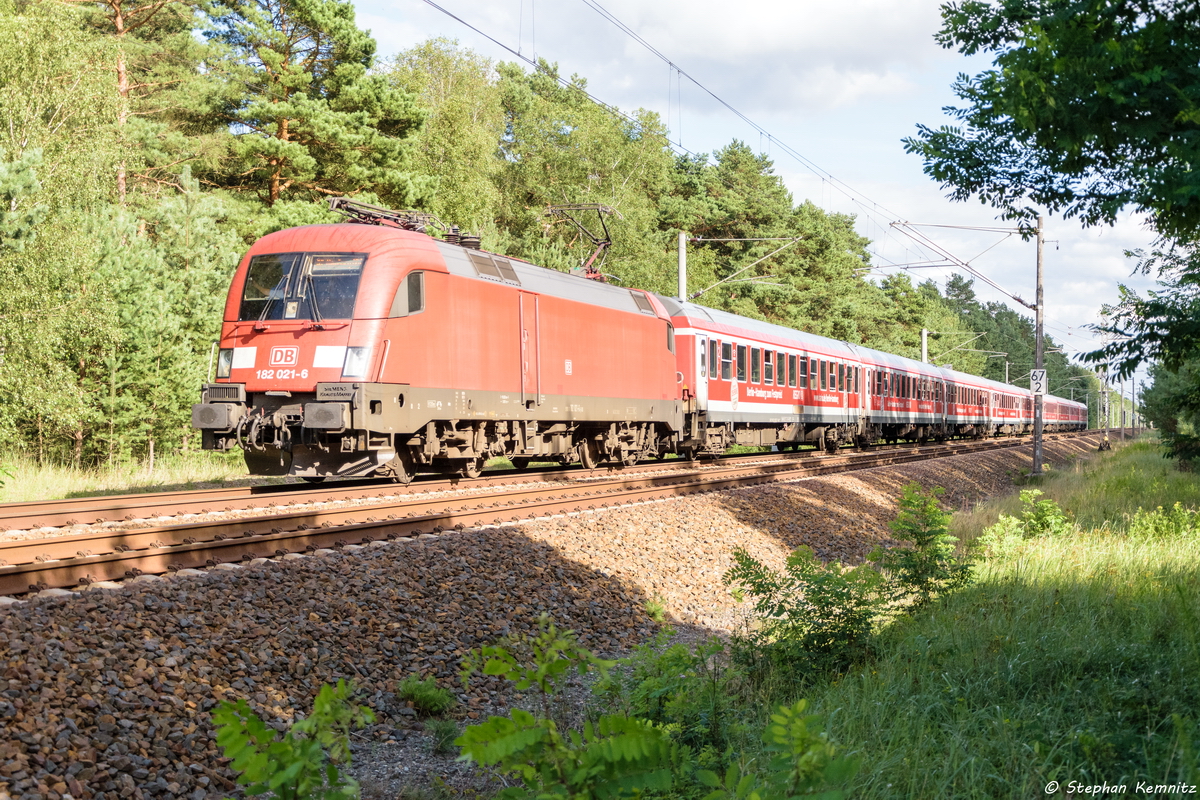 182 021-6 mit dem IRE 4272  Berlin-Hamburg-Express  von Berlin Ostbahnhof nach Hamburg Hbf, bei Friesack am 29.07.2017. Wegen  Weichenerneuerung in Rathenow  wurde der IRE ber Nauen, Wittenberge und Bchen nach Hamburg geschickt.