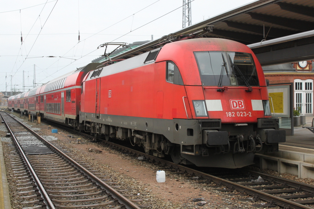 182 023-2 mit RE4310(Rostock-Hamburg)kurz vor der Ausfahrt im Rostocker Hbf.08.01.2017