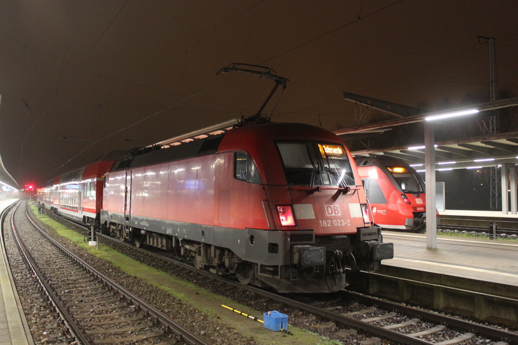 182 023-2 stand am Morgen des 04.12.2019 mit RE 4355 von Rostock Hbf nach Elsterwerda im Rostocker Hbf.