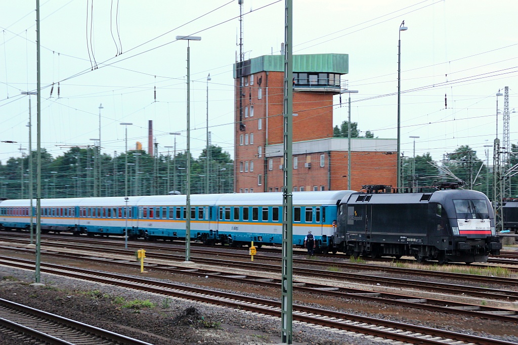 182 530-6 steht hier zusammen mit der Alex Testwagen Garnitur(Testfahrten für den bald beginnenden HKX=Hamburg-Köln-Express)abgestellt in HH-Langenfelde(die 2. 182 war nicht erkennbar, Aufnahme entstand aus einem vorbeifahrenden SH-Express). 21.06.12