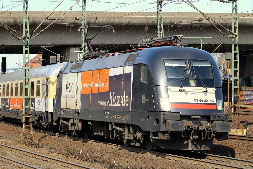 182 530-6(Flodder-Lok) mit dem aus VBG und Centralbahn-Wagen(Avmz111-568019-94006-9/Am023-568010-70150-2/Am023-568010-70005-8/Avmz568019-94041-6VBG/Avmz568019-94040-8VBG und Avmz111.0/568019-94005-1CBB) bestehenden HKX verlässt hier HH-Harburg Richtung Köln. 23.03.2013 