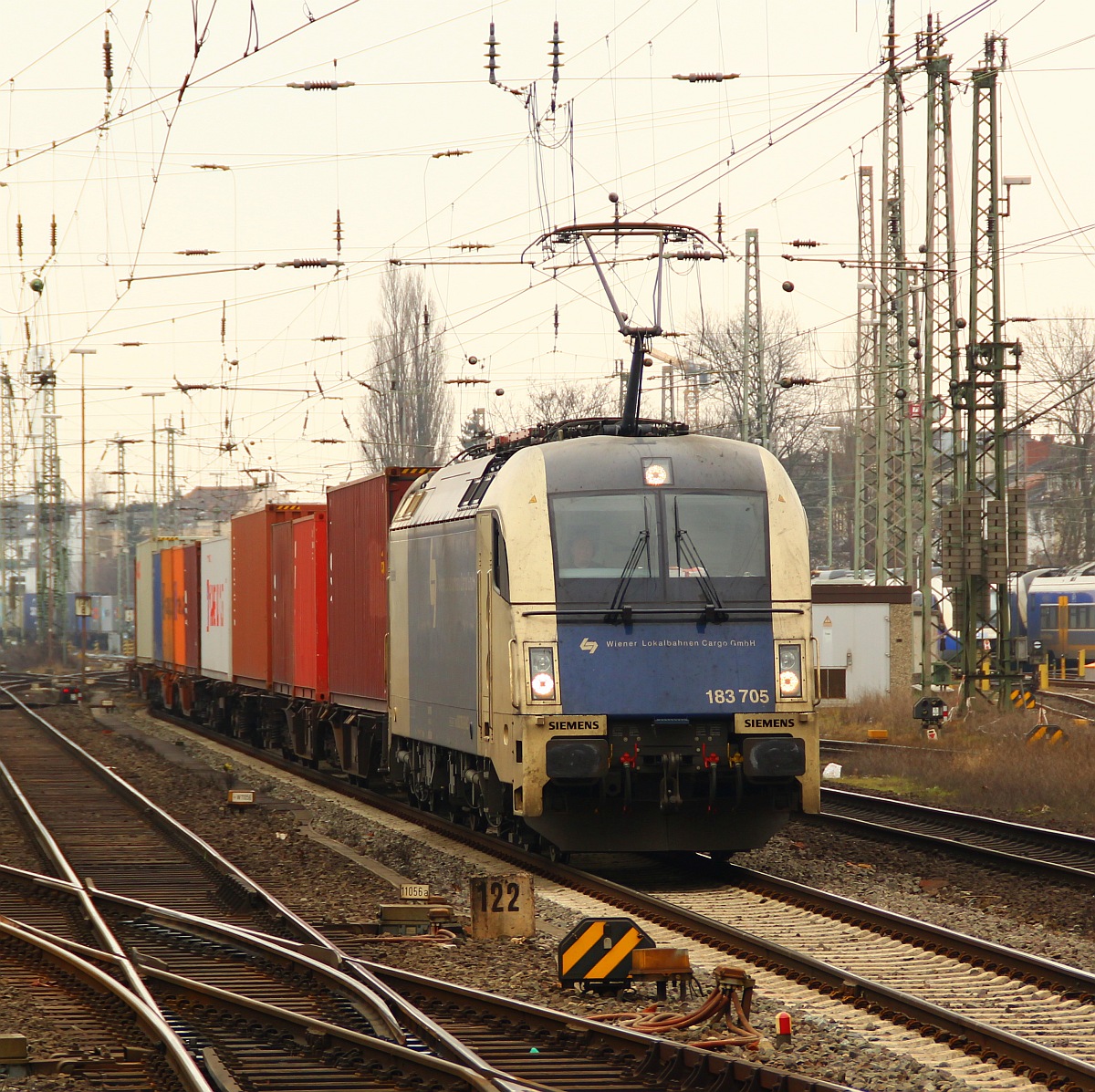 183 705 rollt hier mit einem Containerzug durch den Bremer Hbf. 03.03.12